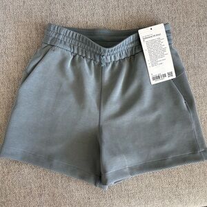 NWT Lululemon Softstreme Shorts 4”